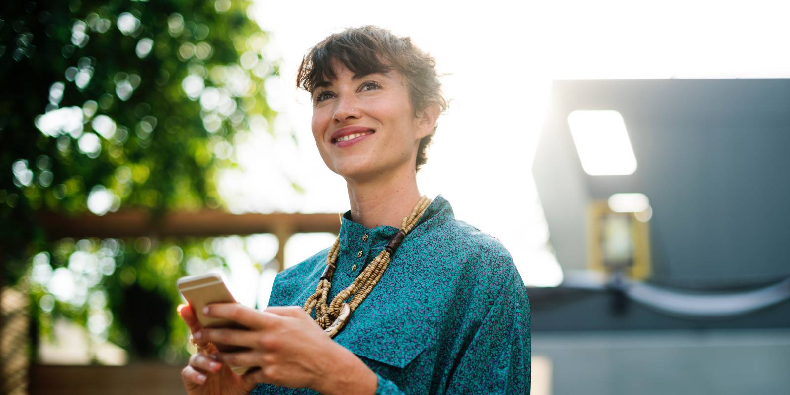 Maman salariée heureuse au travail