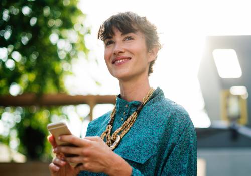 Maman salariée heureuse au travail