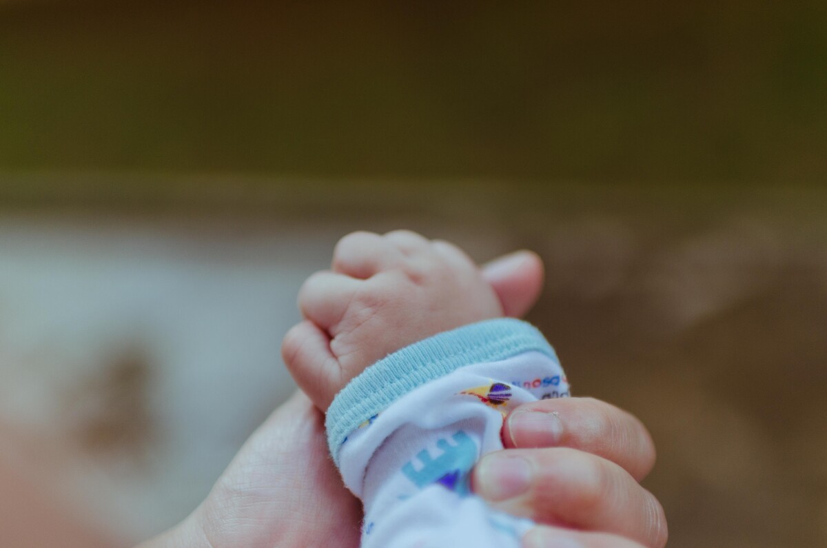 main-de-bébé-inscrit-en-microcrèche