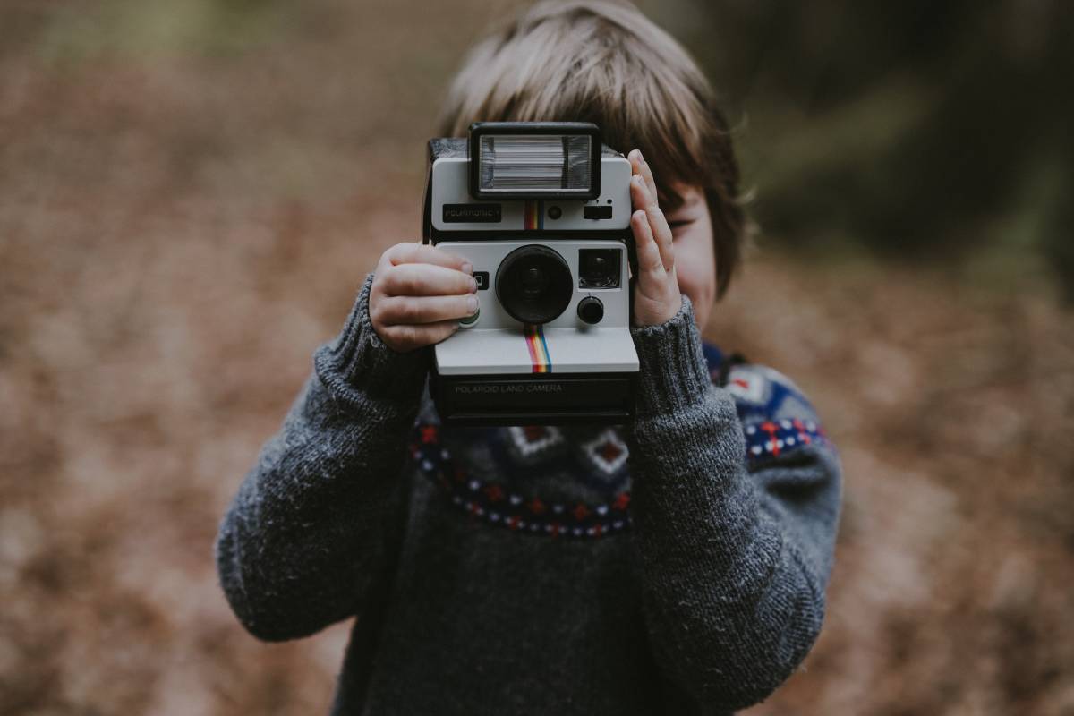 Enfant avec appareil photo polaroid