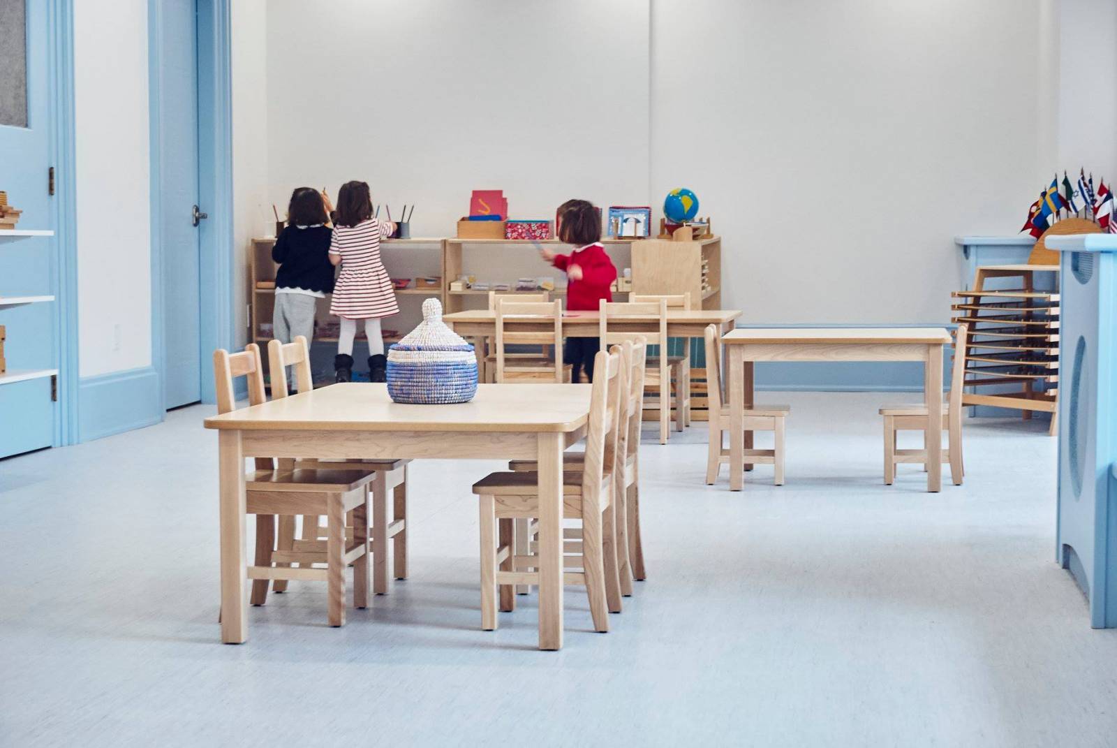 Image d'enfants dans une salle d'école.