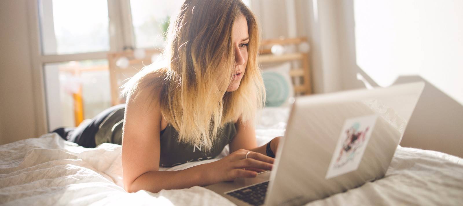 Une femme enceinte recherche de l'information sur ses possibilités d'obtention d'une place en crèche cofinancée par son employeur