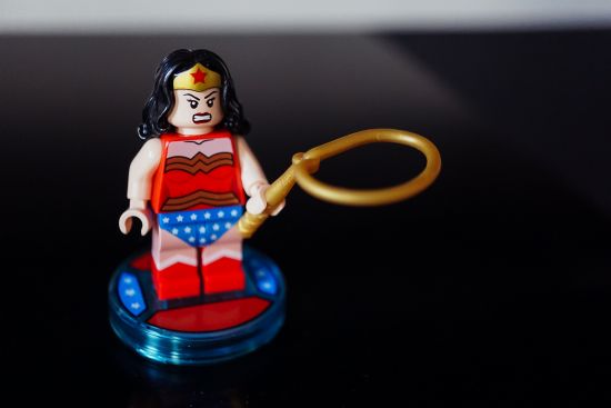 La femme est une wonder woman partagée entre sa vie professionnelle et sa vie personnelle